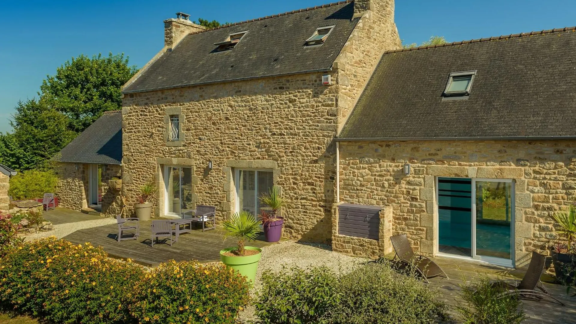 Peaceful Holiday Home In Plouguin With Indoor Pool フランス