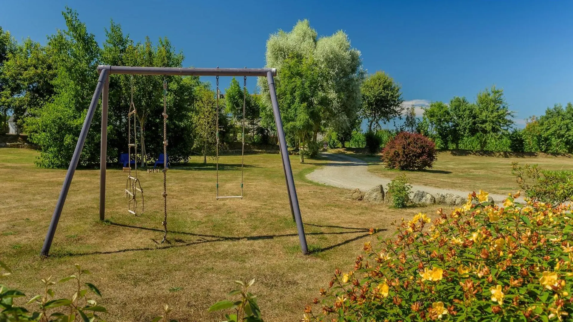 Peaceful Holiday Home In Plouguin With Indoor Pool フランス