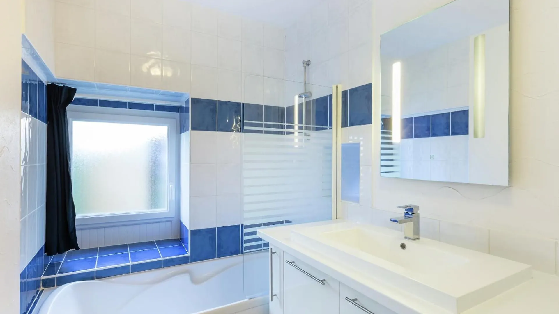 Peaceful Holiday Home In Plouguin With Indoor Pool フランス