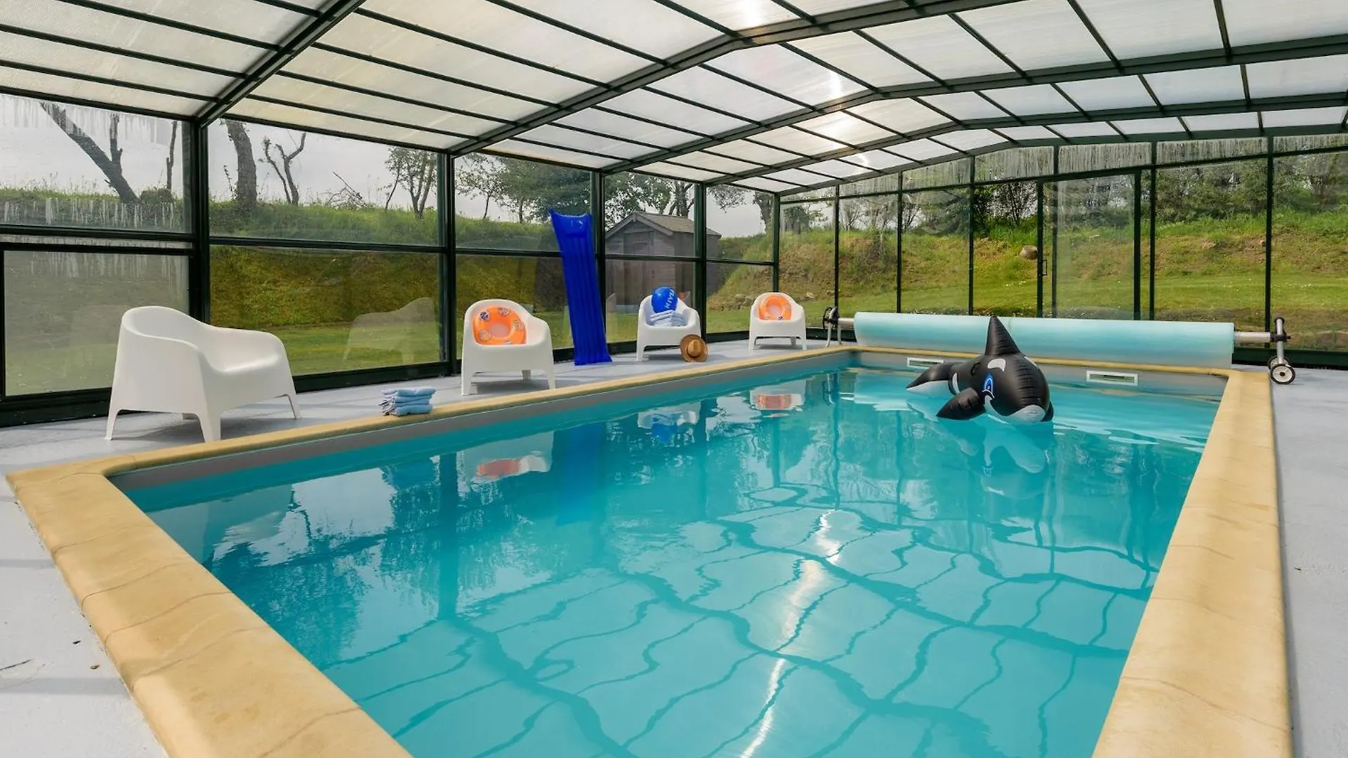 Peaceful Holiday Home In Plouguin With Indoor Pool フランス