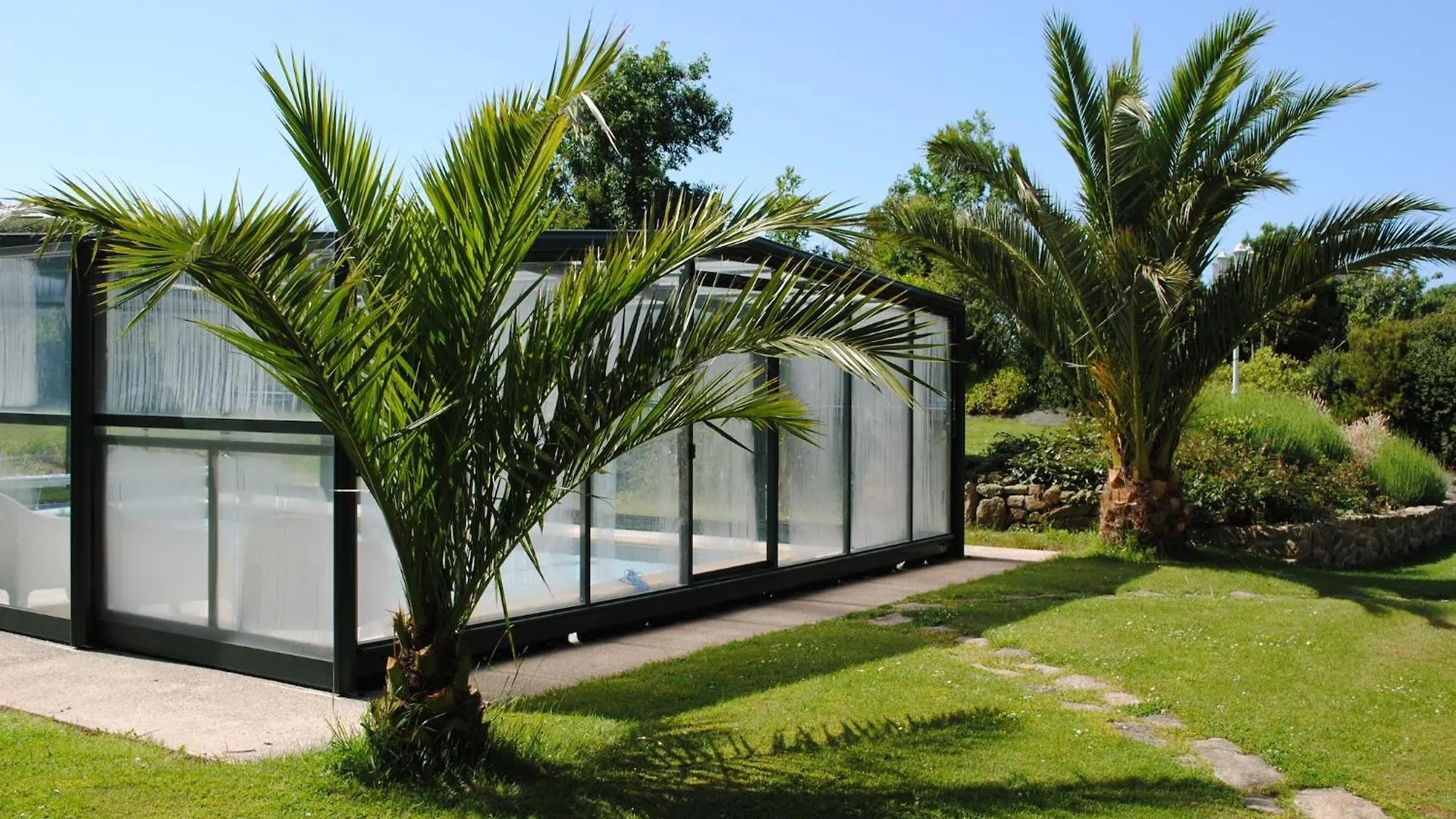 Peaceful Holiday Home In Plouguin With Indoor Pool フランス