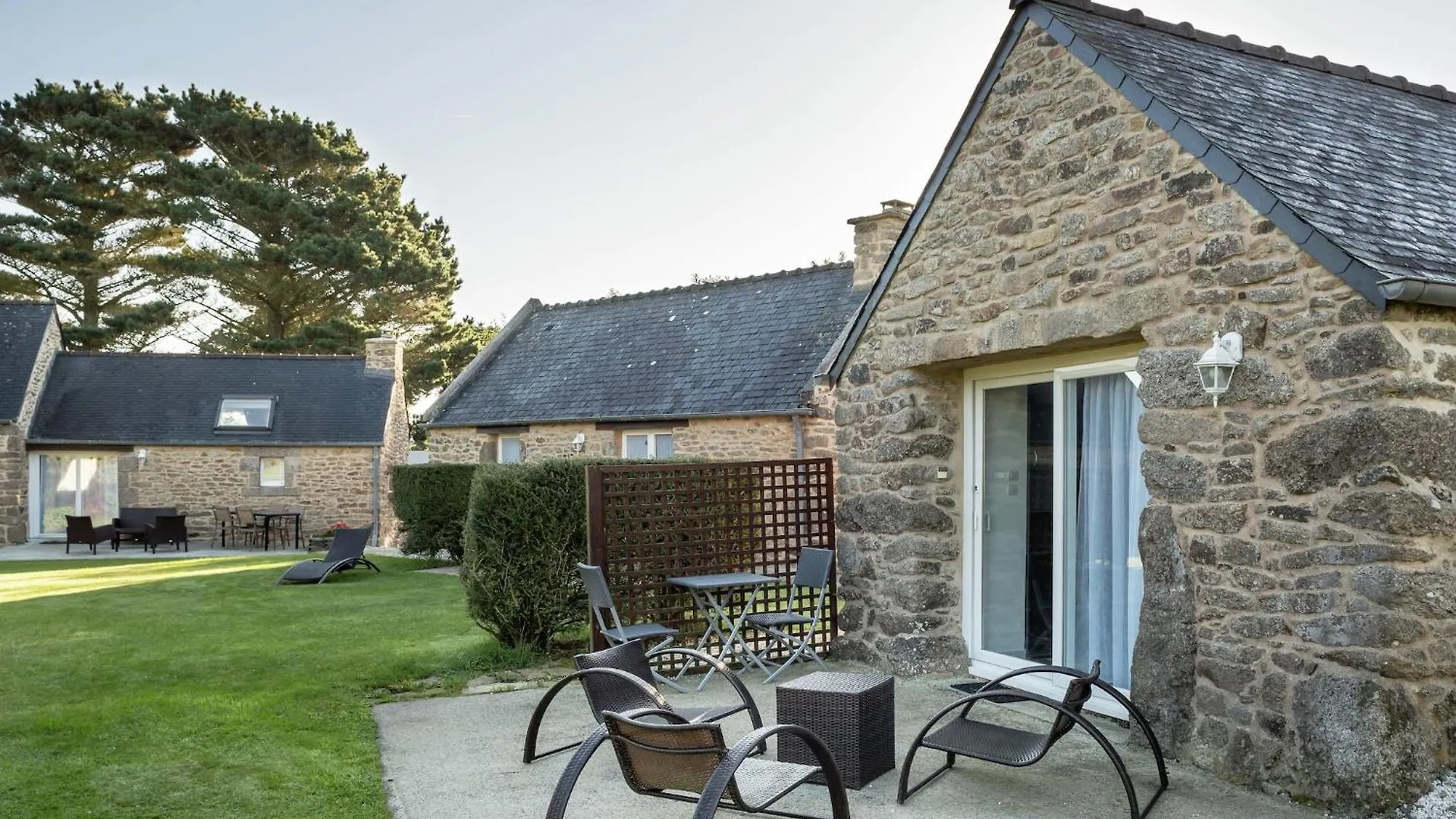 Peaceful Holiday Home In Plouguin With Indoor Pool フランス