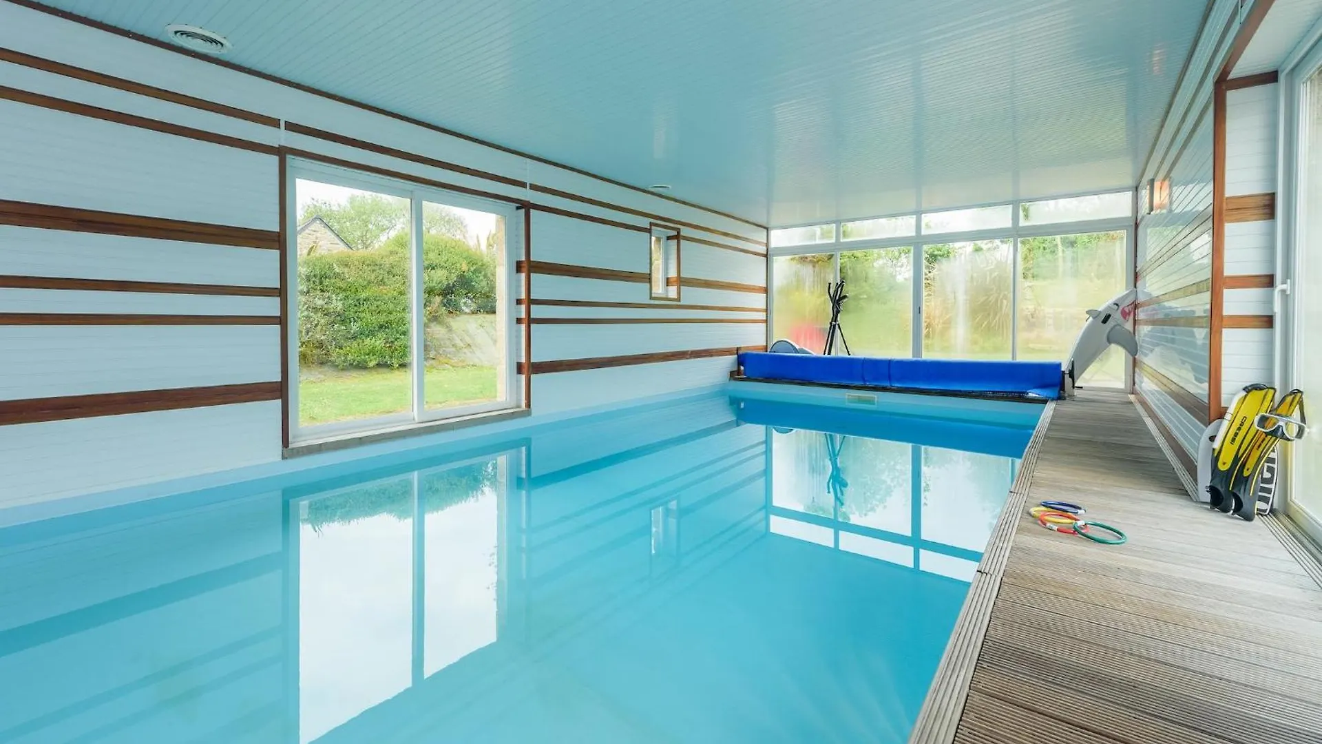 Peaceful Holiday Home In Plouguin With Indoor Pool フランス